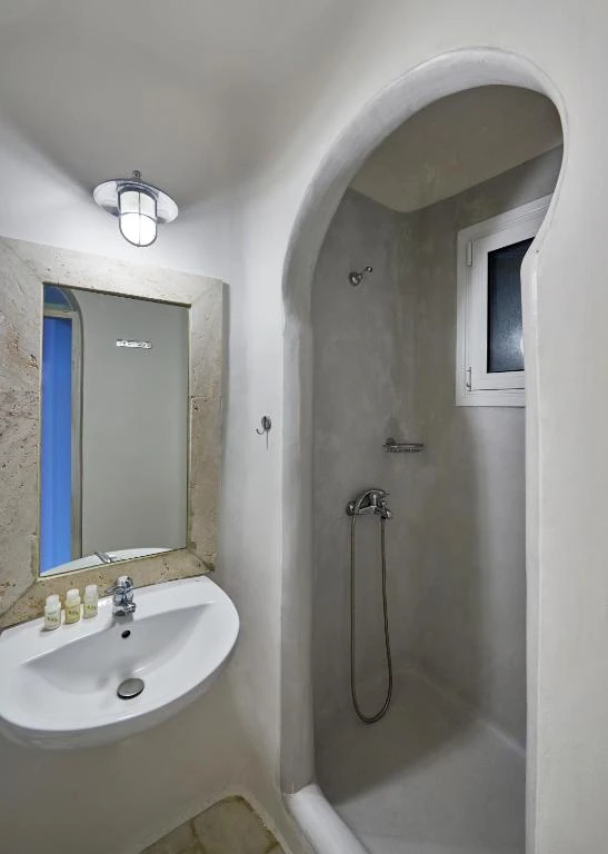 A Cycladic bathroom with arched shower